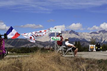 La etapa 4 del Tour de Francia terminó con un final emocionante en alta montaña. El corredor del Jumbo-Visma, Primoz Roglic, se impuso en los últimos metros. Nairo Quintana fue el mejor colombiano al terminar cuarto. Miguel Ángel López fue sexto y Egan Bernal séptimo 