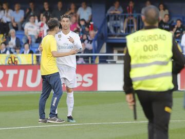 Cristiano Ronaldo con un espontáneo.