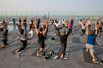 Un grupo de personas hace yoga en la azotea de un edificio de Manhattan (Nueva York). Como ocurre con muchos tipos de ejercicios al aire libre, esta práctica cogió gran demanda durante la pandemia del coronavirus, y no se ha pasado de moda, sino más bien al contrario: hay semanas de lista de espera para asistir a las clases.