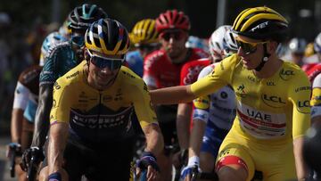 Primoz Roglic y Tadej Pogacar se saludan durante la &uacute;ltima etapa del Tour de Francia 2020.