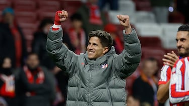 MADRID, 04/02/2025.- El centrocampista del Atlético de Madrid Giuliano Simeone al finalizar el partido de cuartos de final de la Copa del Rey de fútbol que Atlético de Madrid y Getafe CF disputaron este martes en el estadio Metropolitano. EFE/Juanjo Martín