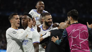 Los jugadores del Madrid celebran el 2-3 de Benzema.