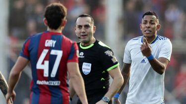 Boca Juniors' Colombian forward Sebastian Villa (R) argues with San Lorenzo's midfielder Agustin Giay during their Argentine Professional Football League Tournament 2022 match at Nuevo Gasometro stadium in Buenos Aires, on July 9, 2022. (Photo by ALEJANDRO PAGNI / AFP) (Photo by ALEJANDRO PAGNI/AFP via Getty Images)