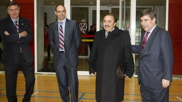 José Javier Hombrados posa junto a Juan de Dios Román y Miguel Cardenal durante un entrenamiento de la selección española de balonmano en 2013.