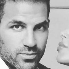 Cesc Fàbregas felicita a Daniella Semaan cantándole una canción
