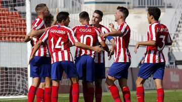 Los jugadores del Atlético B celebran un gol.