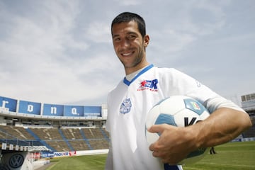 Después de triunfar con el Liverpool y Atlético de Madrid entre otros muchos equipos, recaló en el Puebla después de un paso de dos años por el Panathinaikos. En el Puebla marcó 14 goles en 33 partidos. Luego fue al Pumas.