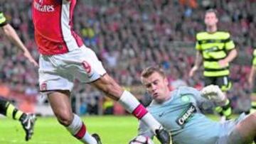 <b>SIMULACIÓN. </b>Eduardo se 'tira a la piscina' en presencia de Boruc y Mejuto señala el penalti. Esta jugada ha provocado la queja de Warner.