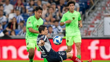 AME899. MONTERREY (MÉXICO), 18/09/2024.- Stefan Medina (abajo) de Rayados disputa el balón con Ian Torres de Juárez este miércoles, durante un partido de la jornada 8 del torneo Apertura 2024 de la liga del fútbol mexicano, en el estadio BBVA en Monterrey (México) EFE/ Miguel Sierra