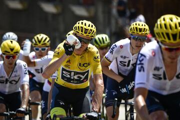 Chris Froome, con el maillot de l¨ªder de la carrera, durante la sexta etapa.