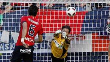 <b>SIN GOL. </b>Diego Alves despeja con los puños un balón ante la presencia de Nekounam, Jakobsen y Juanma Ortiz.