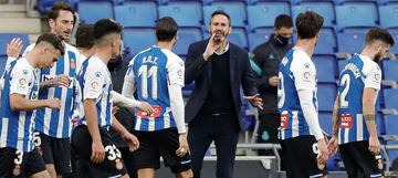 Vicente Moreno, dando indicaciones en pleno partido del Espanyol.