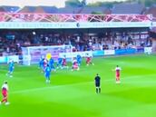 Vicente Reyes hizo esta gran atajada en su debut en el Peterborough, pero el final es impensado