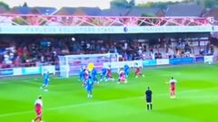 Vicente Reyes hizo esta gran atajada en su debut en el Peterborough, pero el final es impensado