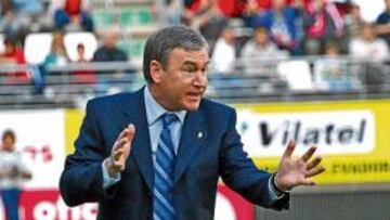 <b>CARA A CARA. </b>Javier Clemente y Vidal, que vuelve a Murcia, se pueden 'nominar' esta tarde.