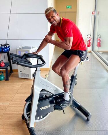 El jugador nacido en Amadora, una ciudad portuguesa que pertenece al distrito de Lisboa, pasó por equipos como el Sporting Lisboa, Manchester United, Valencia CF o Lazio. Actualmente se encuentra defendiendo  la camiseta del Adana Demirspor de la Süper Lig turca. En sus redes sociales (@luisnani) ha demostrado que se encuentra en plena forma física a sus 37 años. 