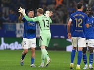 OVIEDO, 23/04/2026.- Los jugadores del Oviedo celebran el 1-1, durante el partido de la jornada 33 de LaLiga de fútbol que Real Oviedo y Villarreal CF disputan este jueves en el estadio Carlos Tartiere. EFE/Eloy Alonso