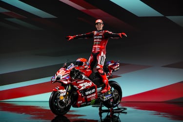 Marc Márquez, sobre su recuperación: “Mucho mejor. He trabajado superduro este invierno para mejorar y llegar preparado a Tailandia, que es el principal objetivo. Como habéis visto en las redes sociales, he estado pilotando varios tipos de motos y va bien”.

