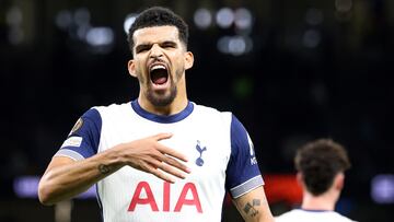 Dominic Solanke, jugador del Tottenham, celebra el gol anotado ante el Qarabag en Europa League.