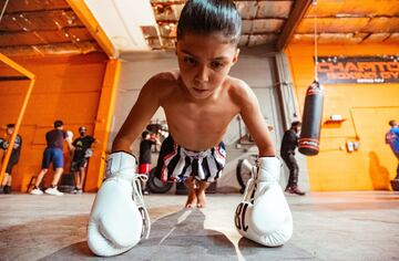 Ryan Martinez es un luchador amateur de tan solo diez a?os que busca obtener su segundo cintur¨®n en la categor¨ªa de peso de 65 libras en una pr¨®xima pelea. Las fotograf¨ªas son un posado para ¡°Chapito's Boxing Gym.