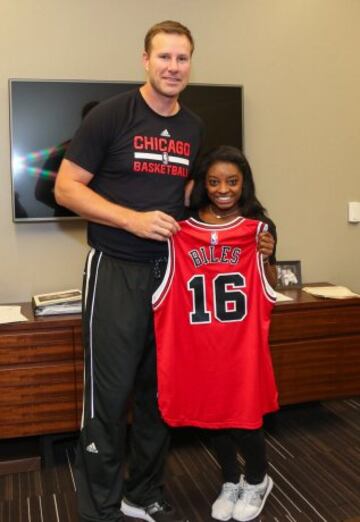 Simone Biles junto a Fred Hoiberg, entrenador de los Chicago Bulls.