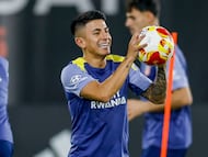 YEDA (ARABIA SAUDÍ), 07/01/2026.- El delantero argentino del Atlético de Madrid Thiago Almada (d), durante el entrenamiento del del Atlético de Madrid este miércoles en Yeda (Arabia Saudí), previo al enfrentamiento de mañana jueves de la Supercopa de España ante el Real Madrid. EFE/ Kai Forsterling