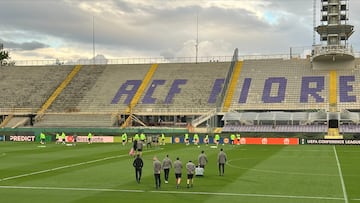 El Betis se entrena escuchando insultos