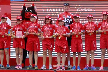 Froome con el maillot rojo y la Vuelta Junior Cofidis.