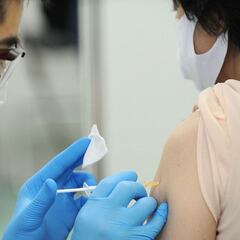 When is it expected that all the US population will be vaccinated against covid-19?