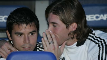 Sergio Ramos habla con Javier Saviola en el banquillo del Santiago Bernab&eacute;u en un partido de la temporada 2008-2009.