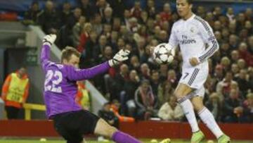 Cristiano remata a gol ante Mignolet.