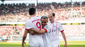 Bayern Munich's Polish forward Robert Lewandowski (L) celebrates scoring his teams second goal during the German first division Bundesliga football match between Hannover 96 vs Bayern Munich in Hanover, central Germany, on April 21, 2018. / AFP PHOTO / Odd ANDERSEN