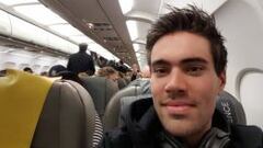 Tom Dumoulin, en el avi&oacute;n para participar en la Volta a Catalunya.