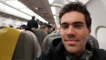 Tom Dumoulin, en el avión para participar en la Volta a Catalunya.