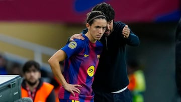 BARCELONA, 15/11/2025.-El entrenador del Barcelona, Pere Romeu, da instrucciones a la centrocampista Aitana Bonmatí, durante el partido de la jornada 11 de la Liga F entre el Barcelona F y el Real Madrid F, este sábado en el Estadi Olímpic Lluís Companys en Barcelona.-EFE/ Alejandro García