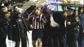 La ronda de Cuartos de Final del 2005 provocó uno de los sucesos más recordados, donde otra vez se vio inmiscuido Boca Juniors. Con el 0-4 a favor de los mexicanos, Adolfo Bautista pasó por la banca xeneize y les recordó el marcador con la mano lo que provocó la furia de Martín Palermo, así como del entrenador Benítez, quien incluso escupió al elemento azteca en el rostro.
