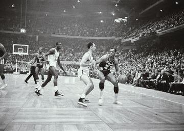 Elgin Gay Baylor jugó desde 1960 hasta 1972 en Los Angeles Lakers. El alero de 1,96 metros fue uno de los primeros ‘voladores’ en la historia de la NBA, que le incluyó en el Hall of Fame en 1977. Nunca ganó un anillo a pesar de disputar ocho Finales. Sus 27,4 puntos, 13,5 rebotes y 4,3 asistencias de media le valieron 11 participaciones en el All Star.