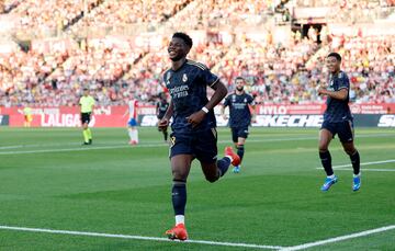 El jugador del Real Madrid, Tchouameni, celebra el segundo al Girona. 