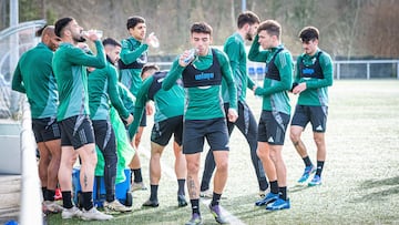 Los jugadores del Racing de Ferrol se hidratan durante un entrenamiento.
