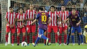 Messi lanza una falta en el &uacute;ltimo Bar&ccedil;a-Atl&eacute;tico en el Camp Nou.