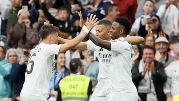 MADRID, 04/05/2025.- El delantero del Real Madrid Kylian Mbappé (2d) celebra con sus compañeros después de marcar el 2-0 en el partido entre el Real Madrid y el Celta de Vigo este domingo en el estadio Santiago Bernabéu en Madrid este domingo. EFE/ Ballesteros