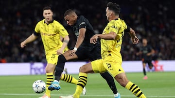 Paris Saint-Germain's French forward #07 Kylian Mbappe (C) fights for the ball with Dortmund's German defender #15 Mats Hummels (R)  during the UEFA Champions League 1st round Group F football match between Paris Saint-Germain (PSG) and Borussia Dortmund (BVB) at the Parc des Princes stadium in Paris on September 19, 2023. (Photo by FRANCK FIFE / AFP)