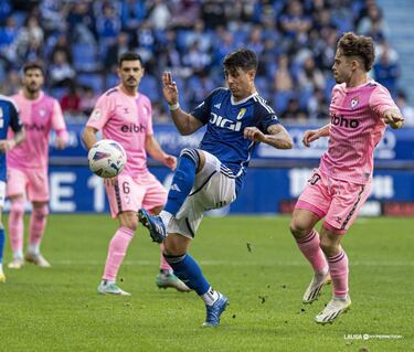 En el 89' y con Borja Bastón en el banquillo, Colombatto asumió la responsabilidad de lanzar el penalti que dio la victoria al Oviedo ante el Eibar. Disparo fuerte y por el medio de la portería.