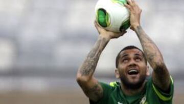 Brazil's national soccer team player Daniel Alves jokes during a training session in Belo Horizonte June 25, 2013. Brazil will play against Uruguay in their Confederations Cup semi-final soccer match on Wednesday. REUTERS/Ricardo Moraes (BRAZIL - Tags: SPORT SOCCER)