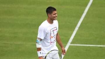 LONDON, ENGLAND - JUNE 24: Carlos Alcaraz of Spain smiles in a practice session ahead of The Championships Wimbledon 2022 at All England Lawn Tennis and Croquet Club on June 24, 2022 in London, England. (Photo by Clive Brunskill/Getty Images)