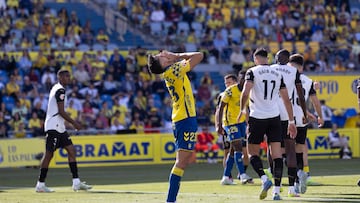 Álex Muñoz se lamenta de una ocasión fallada ante el Valencia.