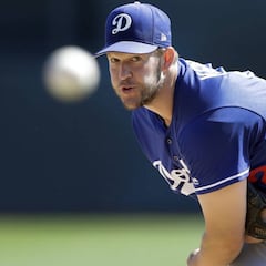 Clayton Kershaw working flat out on recovering pitching velocity