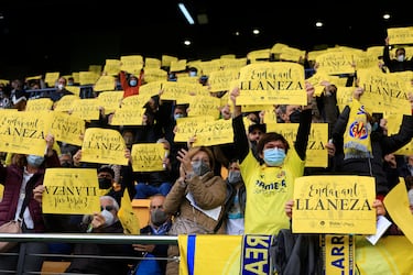 La afición del Villarreal muestra su apoyo con carteles a Llaneza tras conocer que padecía leucemia en febrero de 2022.