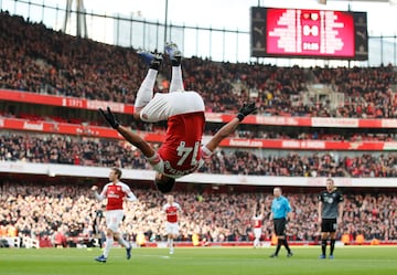 Aubameyang, como jugador del Arsenal, celebr con una acrobacia habitual en l un gol al Burnley en la Premier League en 2018.
 