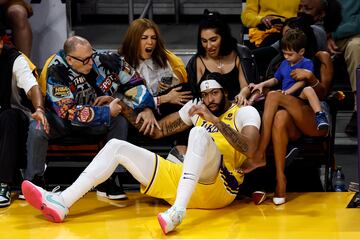 Los Angeles Lakers no han empezado con buen pie la temporada: sumaron dos derrotas en dos partidos, uno de ellos contra los Clippers, que doblegaron a su vecino por 97-103. Anthony Davis, estrella laker, no evitó el naufragio, a pesar de sus 25 puntos y de terminar sobre los espectadores de la primera fila del crypto.com Arena.